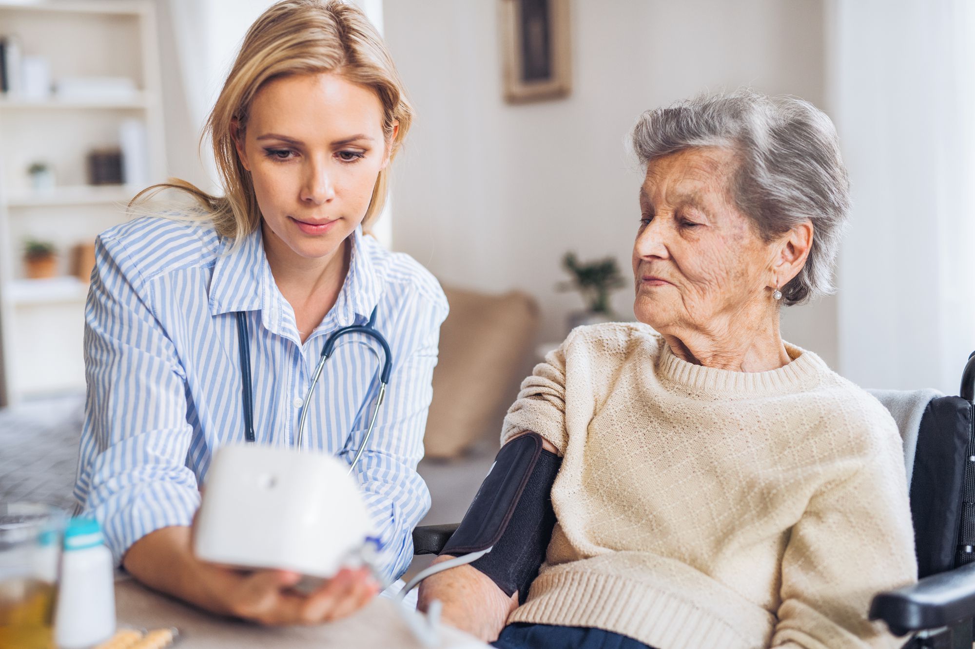 Cuidador de idosos: Tudo que você precisa saber antes de contratar esse serviço!