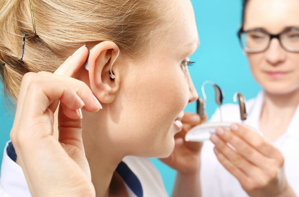 Como funcionam os aparelhos auditivos modernos